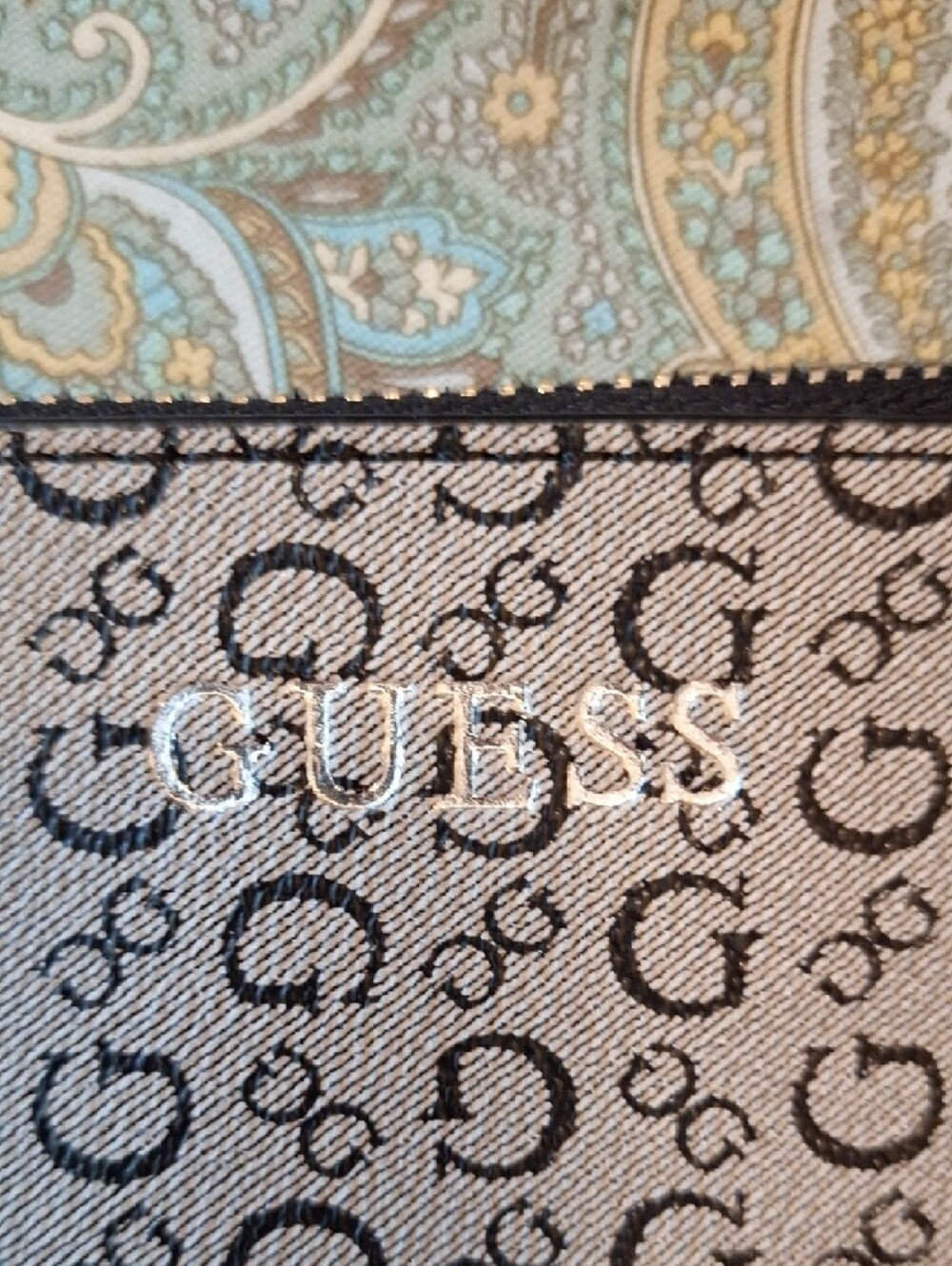 🔥🔥CLEARANCE🔥Guess Black and Gray Signature Zip Key Chain Attachable Wristlet. - Picture 8 of 13